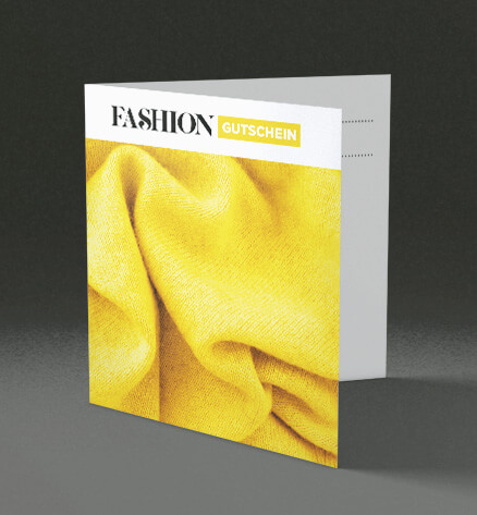 Gutscheingold Fashion Produktabbildung, Schwarz grauer Hintergrund.