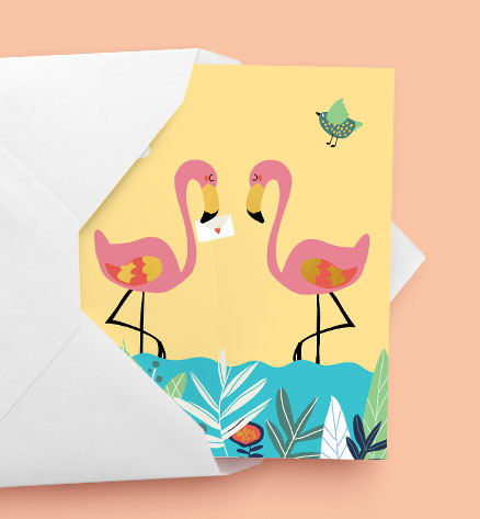 Gutscheingold Geschenkkarte Produktabbildung mit Flamingoskarte, die aus einem Briefumschlag gezogen wird.